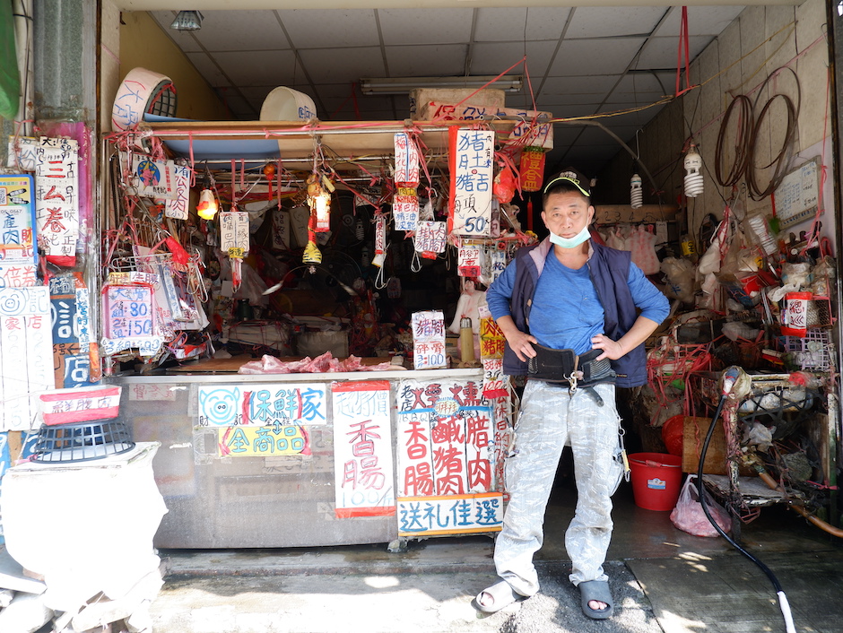 雲林土庫市場鬧區內的豬肉攤與「那卡西大學」畢業的老闆 