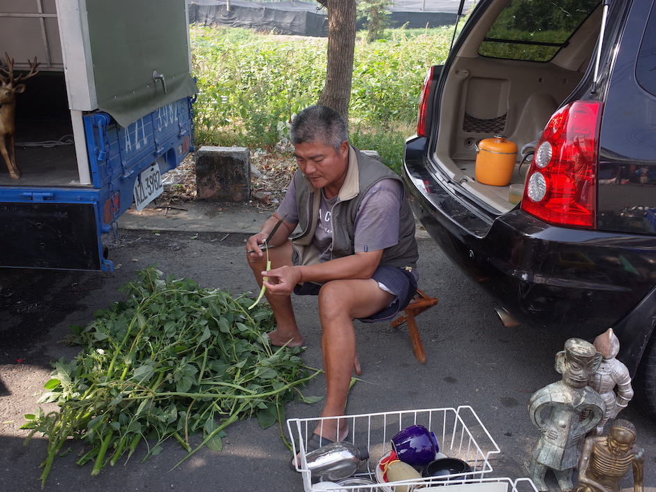 殺雞用牛刀，挑菜用寶劍的古物攤老闆 