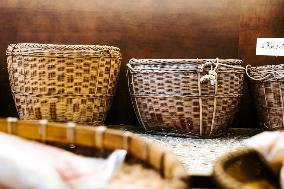 小檔嘉義永昌行將散裝穀類以透氣的竹簍懷舊呈現