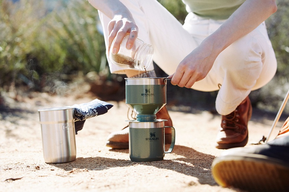 小檔STANLEY經典系列 不鏽鋼咖啡馬克杯+手 沖濾壺(錘紋綠) 情境 小檔STANLEY經典系列 不鏽鋼咖啡馬克杯+手 沖濾壺(錘紋綠) 情境