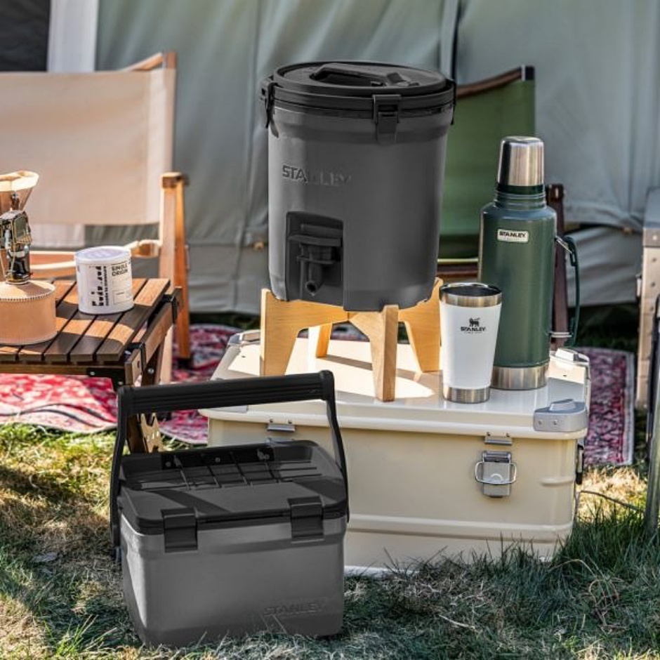 小檔STANLEY冒險系列 Coolers 戶外冰桶(下)、冒險系列 Water Jug 保溫冷飲桶(皆為曜石灰) 小檔STANLEY冒險系列 Coolers 戶外冰桶(下)、冒險系列 Water Jug 保溫冷飲桶(皆為曜石灰)