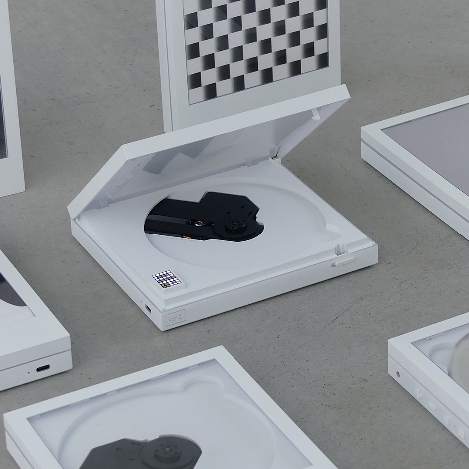 小檔純白設計隨身聽CP112CP1隨身聽擁有純白極簡風格的外型，搭配俐落直角線條設計。