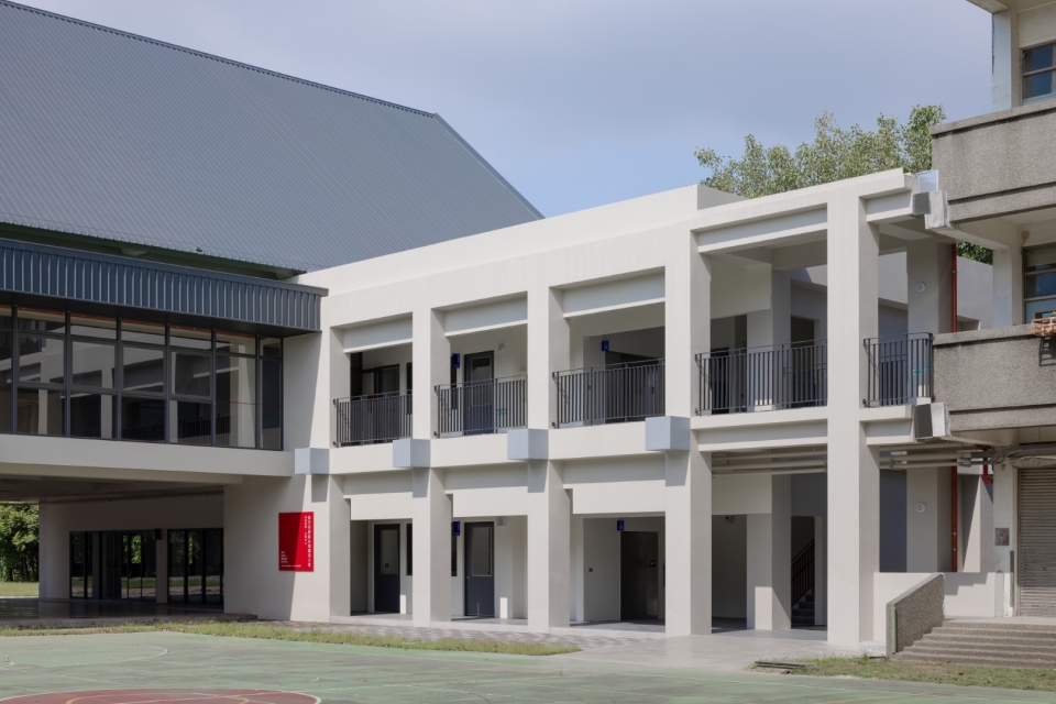 究境建築操刀新竹市水源國小活動中心_06