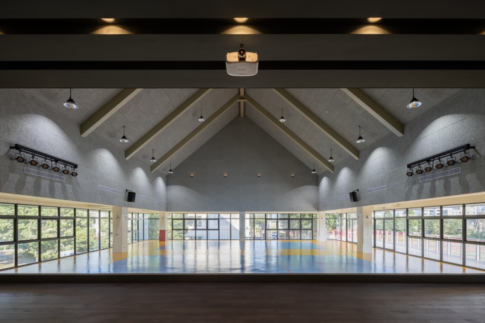 究境建築操刀新竹市水源國小活動中心_10