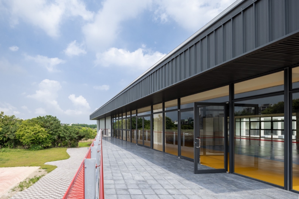 究境建築操刀新竹市水源國小活動中心_07