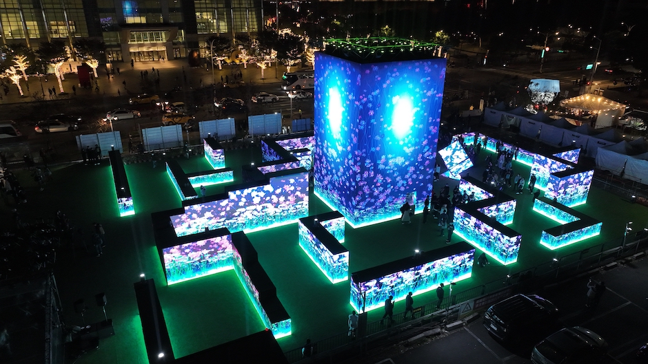 3. 聳立於迷宮中央高達 12 公尺 4 層樓的 LED 光塔扮演迷宮中的引路人，象徵開啟未來的鑰匙，光柱內運用鏡子反射光影，打造穿越時空且無限延伸的視覺感受，試圖呈現接近 Metaverse