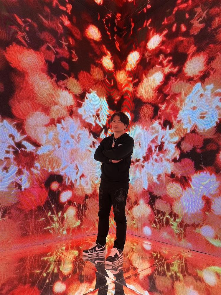 4. 策展人馮建彰為 FREES 創辦人暨創意總監，去年擔任「2022 台灣燈會在高雄」活動策展、創意總監，團隊 FREES 也負責無人機展演製作；而今再參與《光鑰未來_全聯 25》，期待能為 202