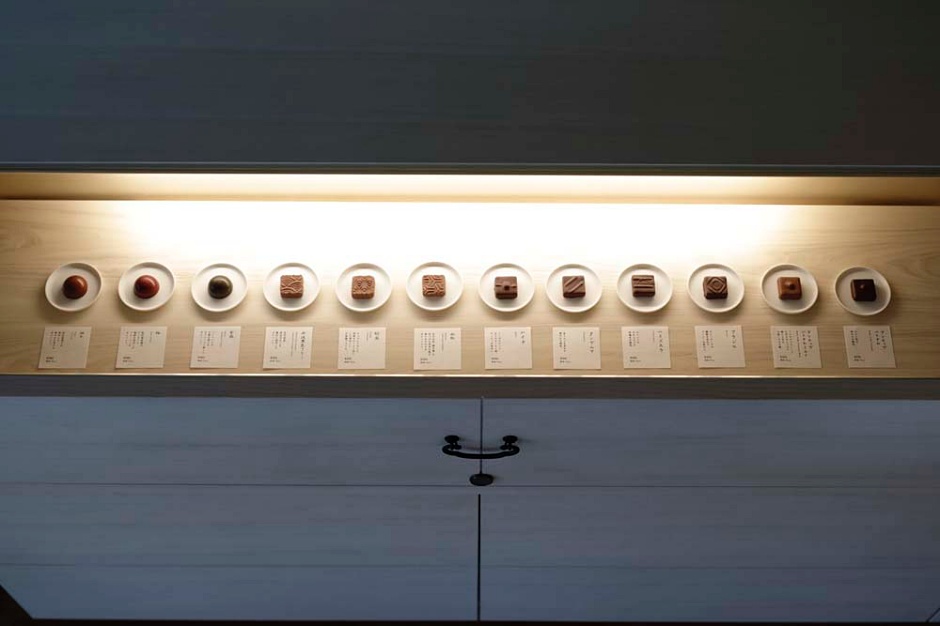 小檔店內 BONBON巧克力展示櫥窗 Ⓒnel CRAFT CHOCOLATE TOKYO (2) 小檔店內 BONBON巧克力展示櫥窗 Ⓒnel CRAFT CHOCOLATE TOKYO (2)