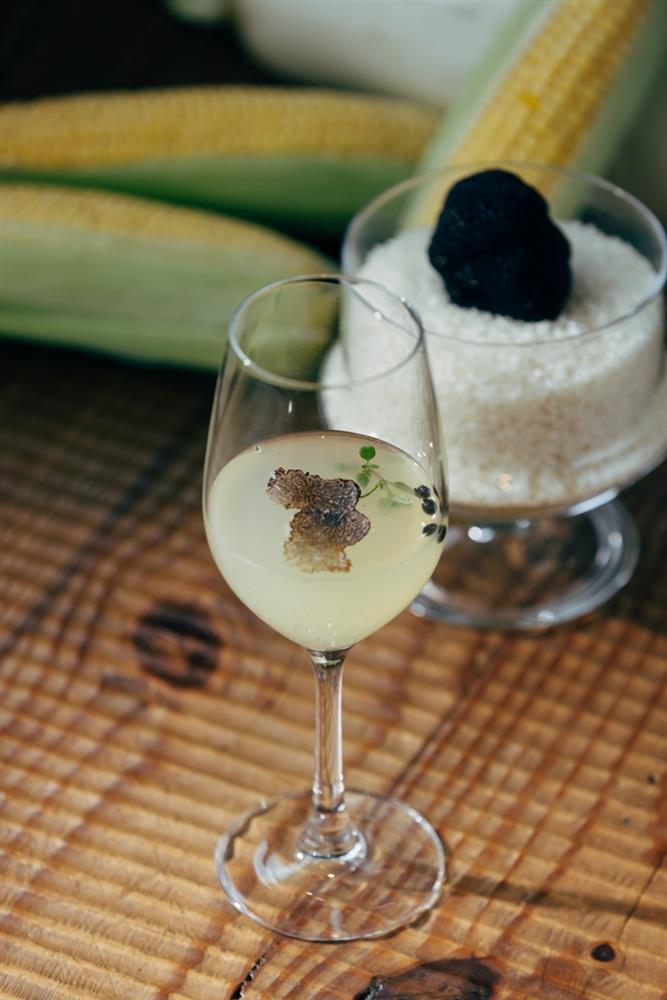 1B8A9313這道搭配蔬菜的無酒精調飲運用低溫舒肥處理，有著玉米、白蘿蔔跟黑松露的鮮甜與香氣，口感層次豐富。