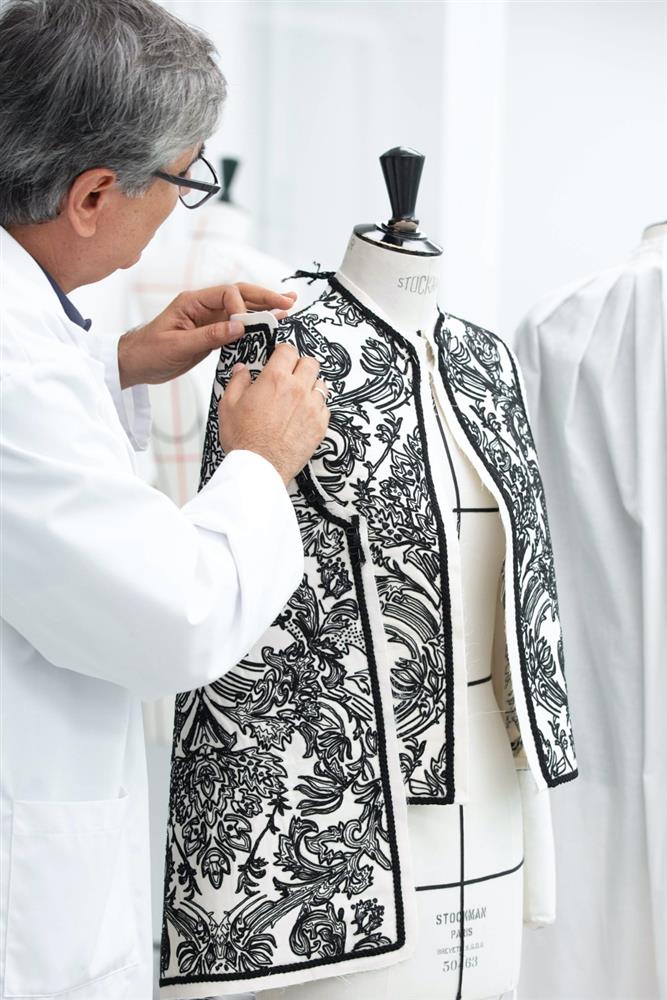 Dior 2023年早春度假系列,經典的Bar Jacket換上華麗的黑色、 白色天鵝絨面料,向塞維亞當地Jesús Rosado專業刺繡工坊取經, 以各式金線的立體刺繡賦予濃厚西班牙風情。攝影◎Sophie Carre Dior 2023年早春度假系列,經典的Bar Jacket換上華麗的黑色、 白色天鵝絨面料,向塞維亞當地Jesús Rosado專業刺繡工坊取經, 以各式金線的立體刺繡賦予濃厚西班牙風情。攝影◎Sophie Carre