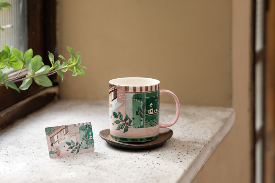 小檔星巴克推出「嘉義新港馬克杯」與「嘉義新港隨行卡」，以正門迎接顧客的視角，飄出咖啡香，傳進古宅內，並飾以台式小磨石柱、交趾陶、木樑、還有閩式的水泥菱形紋飾，再點綴以嘉義新港五寶之一的洋桔梗、品牌的咖啡葉和古宅的龍眼樹，體現老宅的古樸溫潤感與咖啡香，即日起於嘉義新港門市首賣
