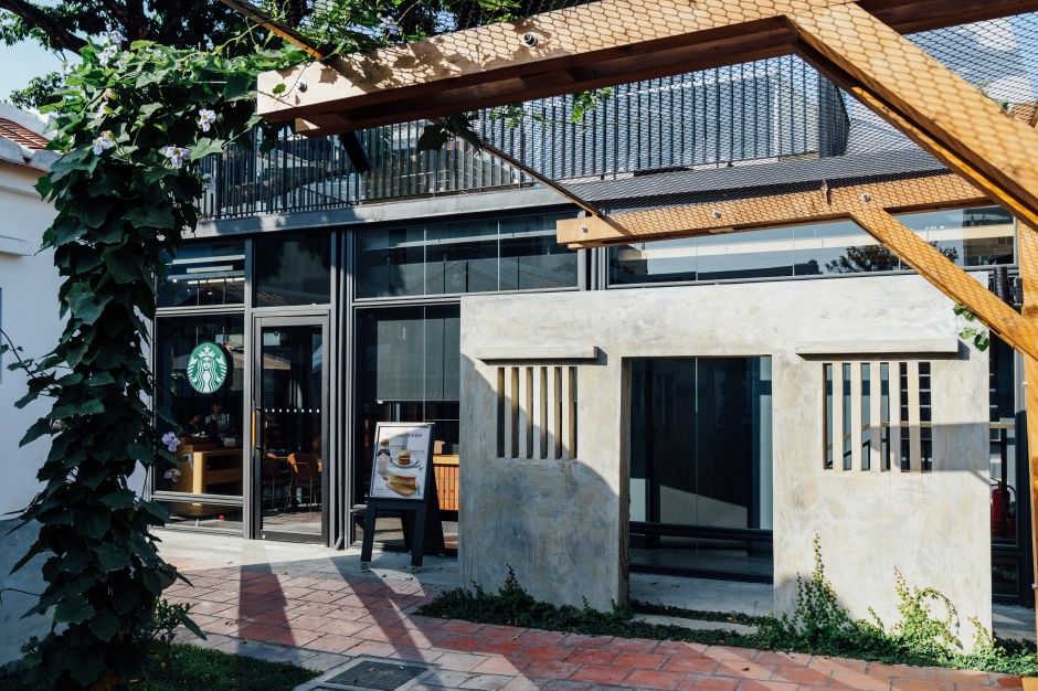 小檔星巴克首間進駐嘉義縣定古蹟門市-嘉義新港門市日前盛大開幕，位於新港鄉知名的林家老宅培桂堂，為當地「詩人良醫」林開泰於日治時期所興建的診療所及宅第，亦為雲門舞集創辦人林懷民老師的老家，融合洋式、日式及閩式的建築樣貌，正反映了新港自清末至今的地方歷史記憶 (4)