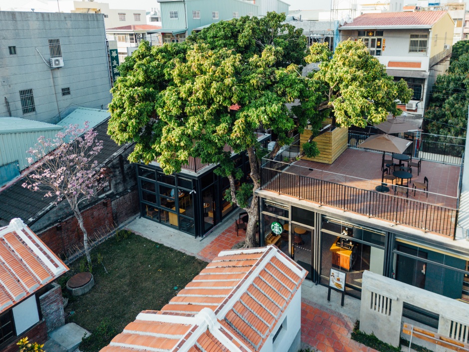 小檔星巴克首間進駐嘉義縣定古蹟門市-嘉義新港門市日前盛大開幕，位於新港鄉知名的林家老宅培桂堂，為當地「詩人良醫」林開泰於日治時期所興建的診療所及宅第，亦為雲門舞集創辦人林懷民老師的老家，融合洋式、日式及閩式的建築樣貌，正反映了新港自清末至今的地方歷史記憶 (3)