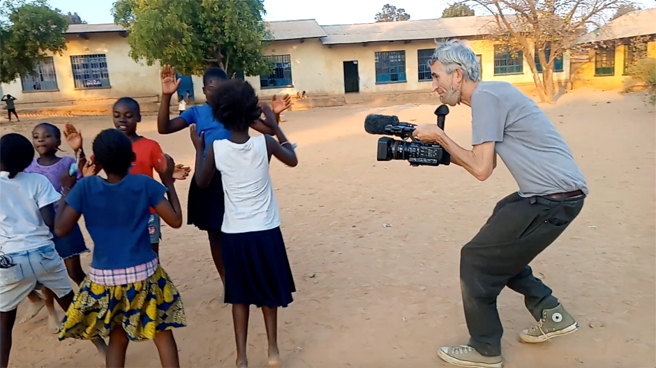 艾利斯2021年於剛果拍攝《Children's Game #28: Nzango》，這是一種僅限於女性的遊戲，以雙腳搭 配節奏做出各式姿態，相對於流傳千年的遊戲，出 現於學校操場的Nzango遊戲，大約只有15∼20年歷 史，算是很年輕的新遊戲。 