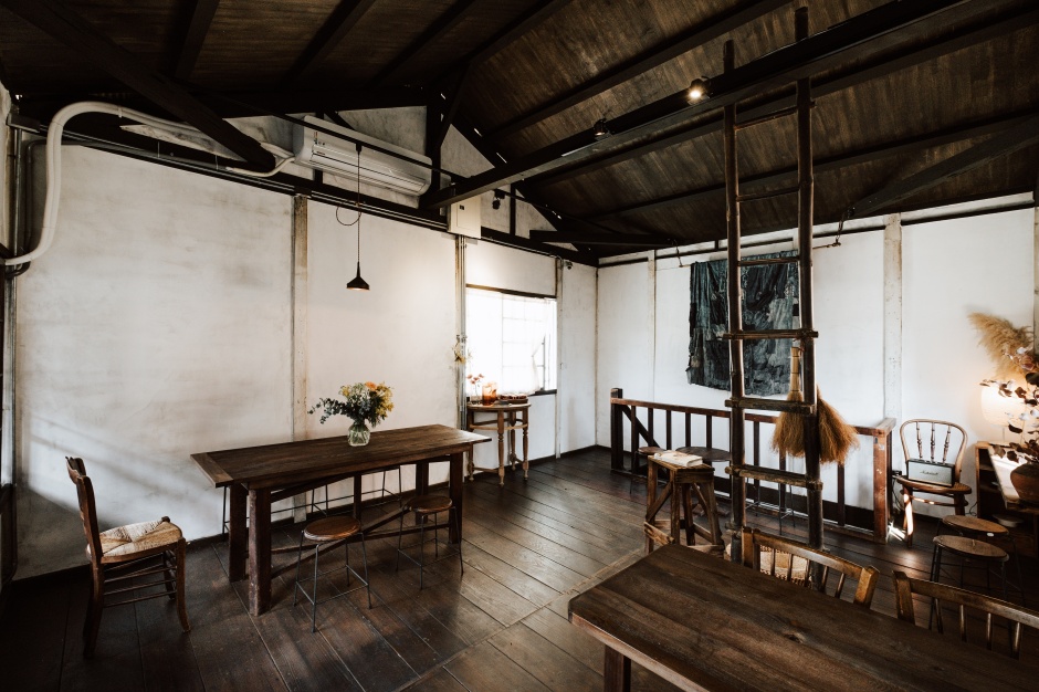 小檔嘉義「木商珈琲」二樓的待客空間