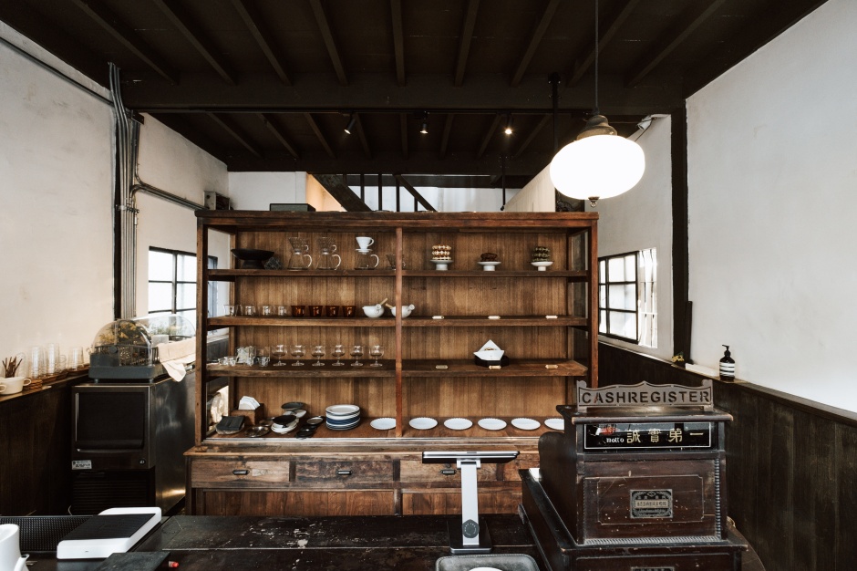 小檔嘉義「木商珈琲」一樓迎賓的掌櫃臺