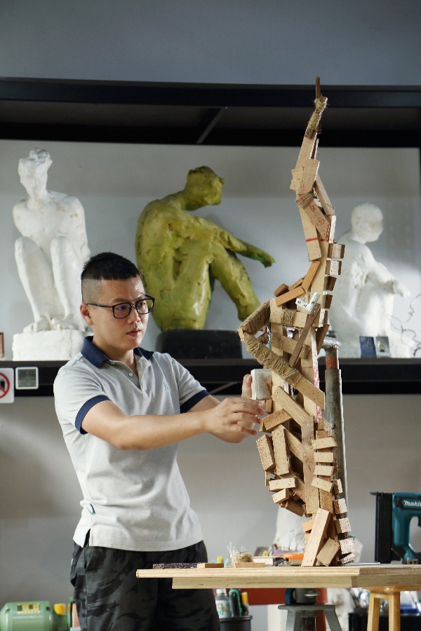 batch__MK_7193王雄國受父親影響也學習美術，並以抽象意識展現日常生活的題材，展現出各種型態的生命體。