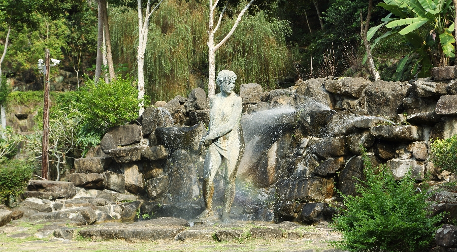 batch__MK_7138《夏日》是一位擰著衣角的女性，放置在噴水池內，透過水與雕塑的自然互動下，彷彿女子剛從水中起身。