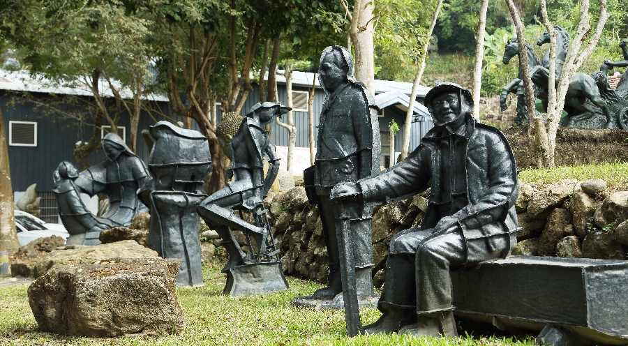 batch__MK_7160一件雕塑品的完成，背後需要繁複且漫長的工序，除了工作室裡，園區也能看見諸多模具，可讓遊客看見創作的過程。