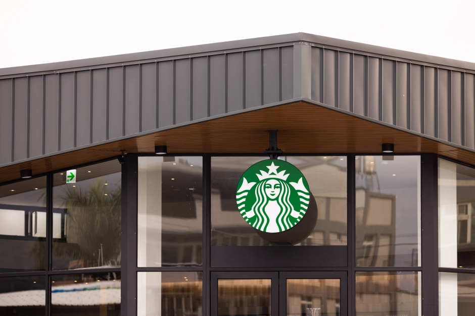 小檔星巴克「南投華陽門市」2月11日盛大開幕，為南投市首間山型意象門市，整體建物外觀以框架造型創造出建築物的陰陽面，搭配木紋及層疊的框架造型，凸顯建築物的整體輕盈感，也呼應南投坐擁層疊起伏的高低群山意象。 (3)