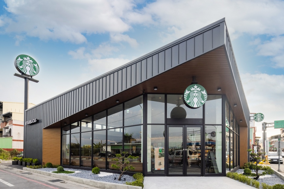 小檔星巴克「南投華陽門市」2月11日盛大開幕，為南投市首間山型意象門市，整體建物外觀以框架造型創造出建築物的陰陽面，搭配木紋及層疊的框架造型，凸顯建築物的整體輕盈感，也呼應南投坐擁層疊起伏的高低群山意象。 (1)