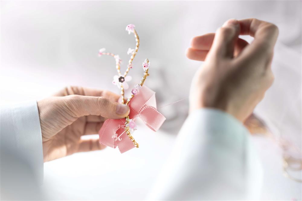 嬌蘭 花冠粉櫻淡香水金絲飾繡蜂印瓶_工藝情境圖5