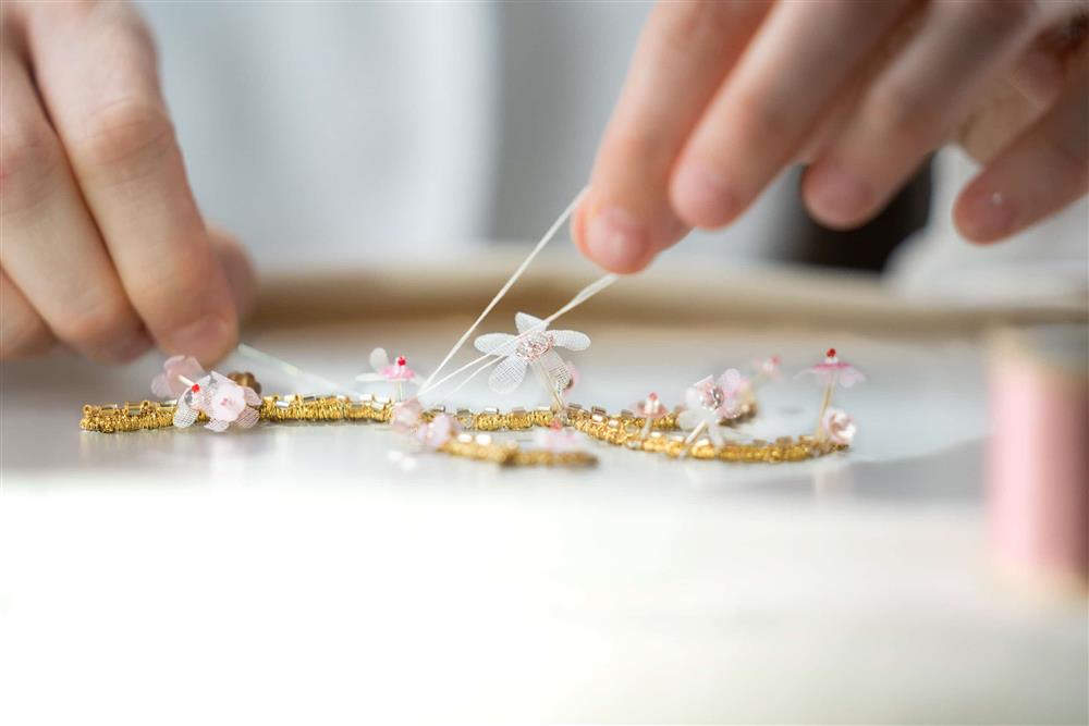 嬌蘭 花冠粉櫻淡香水金絲飾繡蜂印瓶_工藝情境圖4