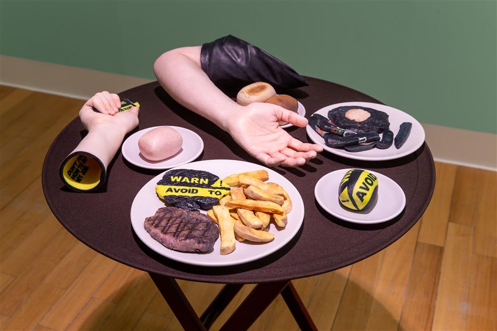 喬許・克萊恩，《不用找錢了（德州路邊餐廳服務生的手臂握著開瓶器）》