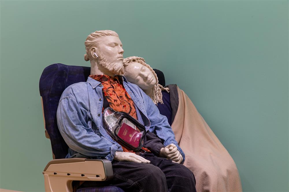 超活力，《西方神明》，2019，陶瓷、飛機座椅、紡織品，104 × 60 × 130公分。圖像由臺北市立美術館提供。