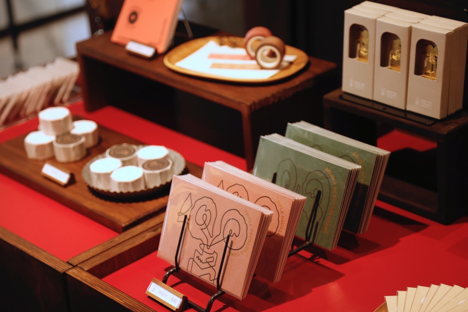 博物館禮品店販售的商品，大多使用博物館藏品進行設計開發。