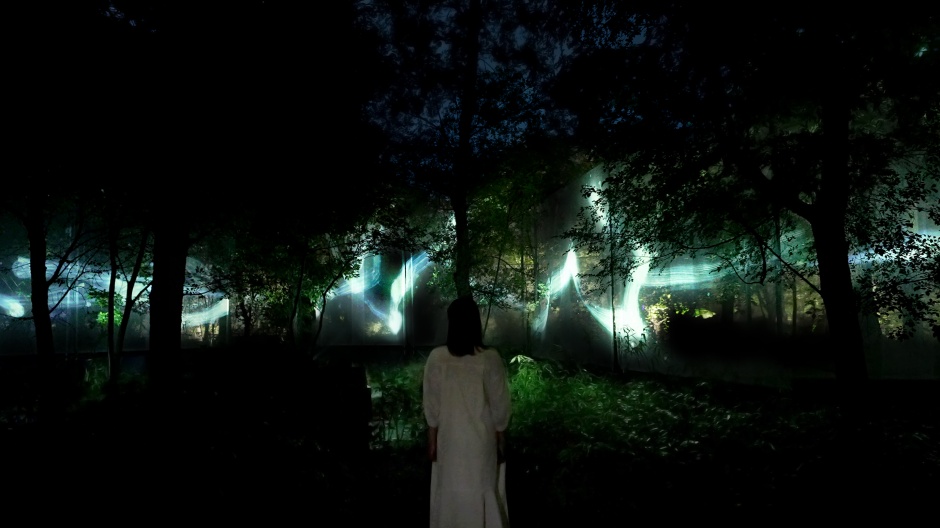 小檔teamLab Botanical Garden Osaka07_Spatial Calligraphy in the Forest - One Stroke, Secondary Forest「空書」是teamLab從創立以來一直延續的,在空間里書寫的書法。 小檔teamLab Botanical Garden Osaka07_Spatial Calligraphy in the Forest - One Stroke, Secondary Forest「空書」是teamLab從創立以來一直延續的,在空間里書寫的書法。