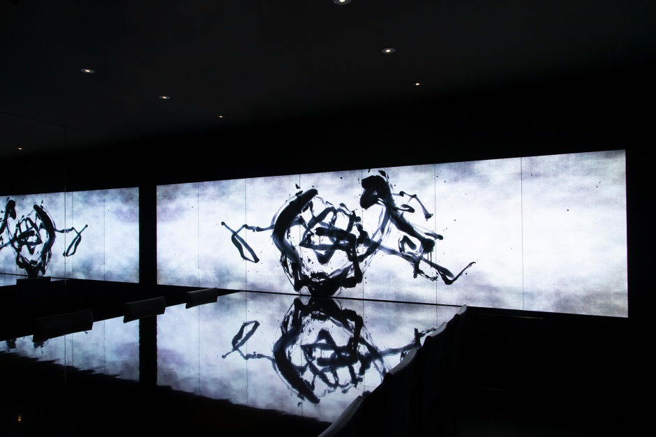 小檔主圖teamLab Vegan Ramen UZU Kyoto2用餐空間中的一大亮點,即是 teamLab 經典的〈反轉無分別 ── 黑於白 / Reversible Rotation - Black in White〉之作,空間中的書法作品也帶出更多獨 特氛圍。(圖片提供:teamLab《反轉無分別 ── 黑於白》© teamLab) 小檔主圖teamLab Vegan Ramen UZU Kyoto2用餐空間中的一大亮點,即是 teamLab 經典的〈反轉無分別 ── 黑於白 / Reversible Rotation - Black in White〉之作,空間中的書法作品也帶出更多獨 特氛圍。(圖片提供:teamLab《反轉無分別 ── 黑於白》© teamLab)