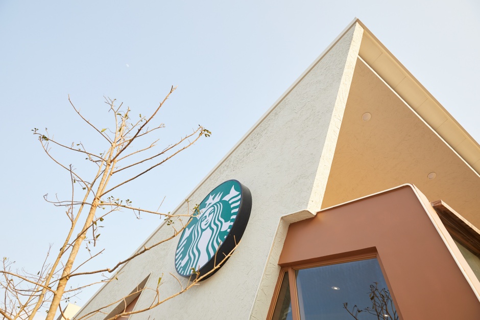 小檔星巴克「竹東杞林門市」，以竹東古名樹杞繁茂成林的由來，門市以「綠意杞林，氤氳咖啡」為主題，門市外種植了翠綠杞林與新竹縣花茶花，並將整體外觀建築物運用突破傳統建築的方正建築結構，將門市四面都呈現穿透性的斜線建築物為設計概念，並選用明亮溫暖的沙岩色調白色外觀 (1)