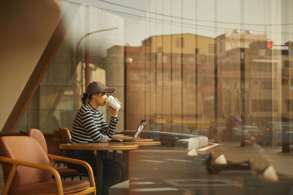 小檔星巴克竹東杞林門市以「綠意杞林，氤氳咖啡」為主題，門市設計以大片長型窗景採光與木質格柵交織，長形窗框如畫框般補捉室外的綠色植栽在大自然中的姿態，呼應樹杞林地名，更將生機盎然的滿滿綠意映於眼簾。 (2)