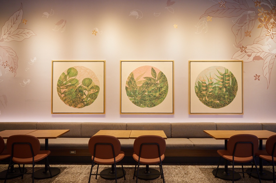 小檔星巴克竹東杞林門市壁面Artwork區則將品牌的核心咖啡豆樹放大施以彩色印刷，再加入部分手繪，打造出獨具立體震撼感的壁畫，與室外的綠意空間相映成趣。