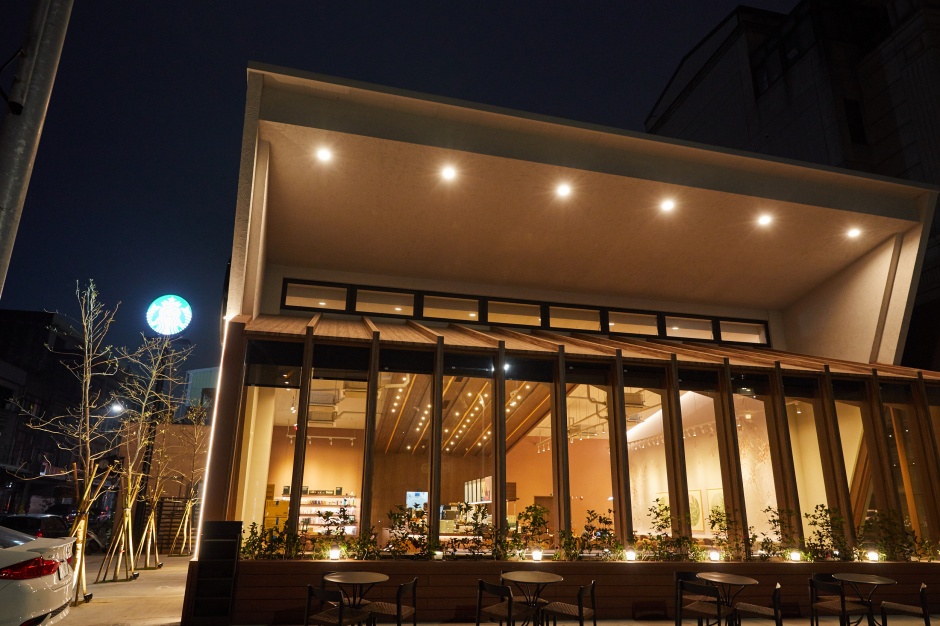 小檔星巴克竹東杞林門市外觀夜景 (2)