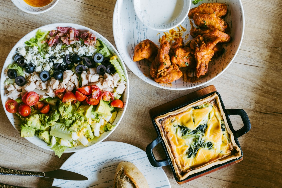 小檔嘉義打貓廚房分享式的小點與炸物皆是團體聚會的最佳選擇。