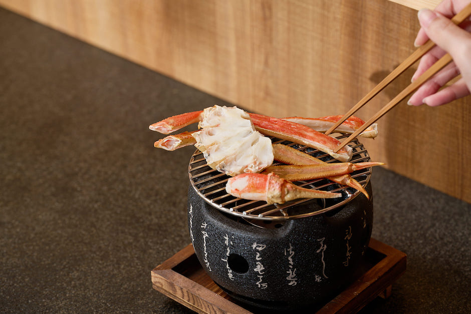 【圖說6】「饗」套餐內的強肴,為店內隱藏版料理之一,選用日本茨城縣松葉蟹腳,不加入任何調味料進行烹烤,直接吃出松葉蟹扎實肉質及甘甜的口感,只有在饗套餐才吃得到! 【圖說6】「饗」套餐內的強肴,為店內隱藏版料理之一,選用日本茨城縣松葉蟹腳,不加入任何調味料進行烹烤,直接吃出松葉蟹扎實肉質及甘甜的口感,只有在饗套餐才吃得到!