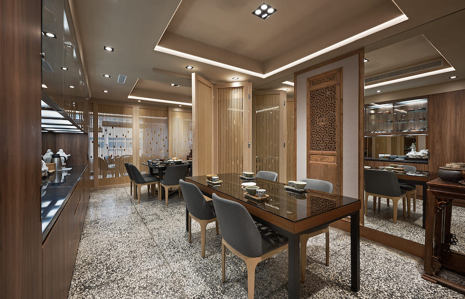 【圖說12】二樓獨立且隱密三個包廂區,皆利用多面手工切割檜木隔板,搭配室外光影照入的層疊感,創造出沉靜優雅的氛圍 【圖說12】二樓獨立且隱密三個包廂區,皆利用多面手工切割檜木隔板,搭配室外光影照入的層疊感,創造出沉靜優雅的氛圍