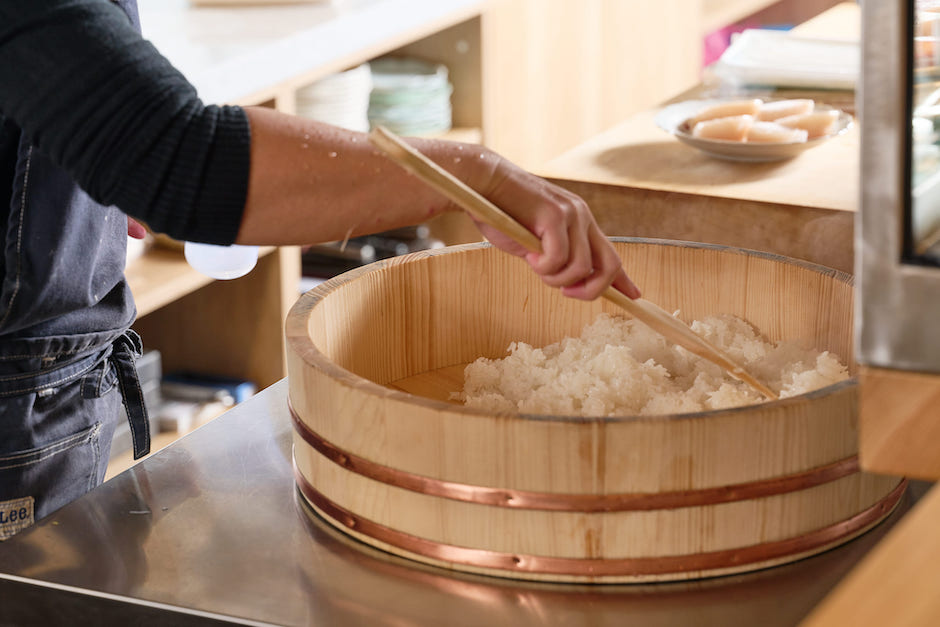 【圖說8】對美味的固執,連米也要很講究!嚴選日本北海道小農契作的特A等級「夢美人米」與台灣西螺「芋香米」依比例混搭出Q彈、粒粒分明的獨特口感。 【圖說8】對美味的固執,連米也要很講究!嚴選日本北海道小農契作的特A等級「夢美人米」與台灣西螺「芋香米」依比例混搭出Q彈、粒粒分明的獨特口感。