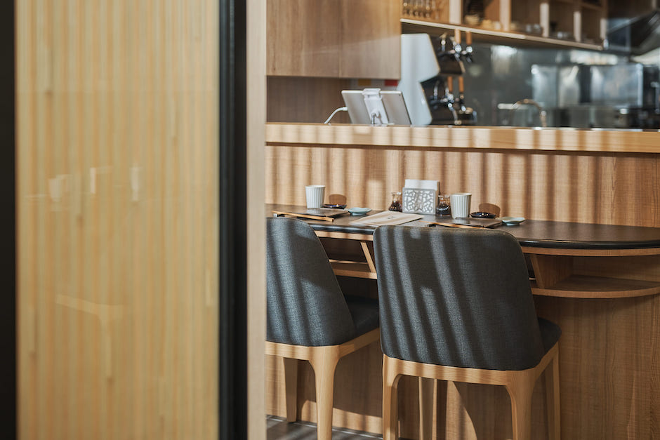 【圖說11】《閤豐割烹》的空間設計亦是從食材「原味」的堅持作為延伸。一樓板前用餐區利用手工切割檜木隔板,與室外光影照入的層疊感,呈現出愛與溫暖氣息 【圖說11】《閤豐割烹》的空間設計亦是從食材「原味」的堅持作為延伸。一樓板前用餐區利用手工切割檜木隔板,與室外光影照入的層疊感,呈現出愛與溫暖氣息