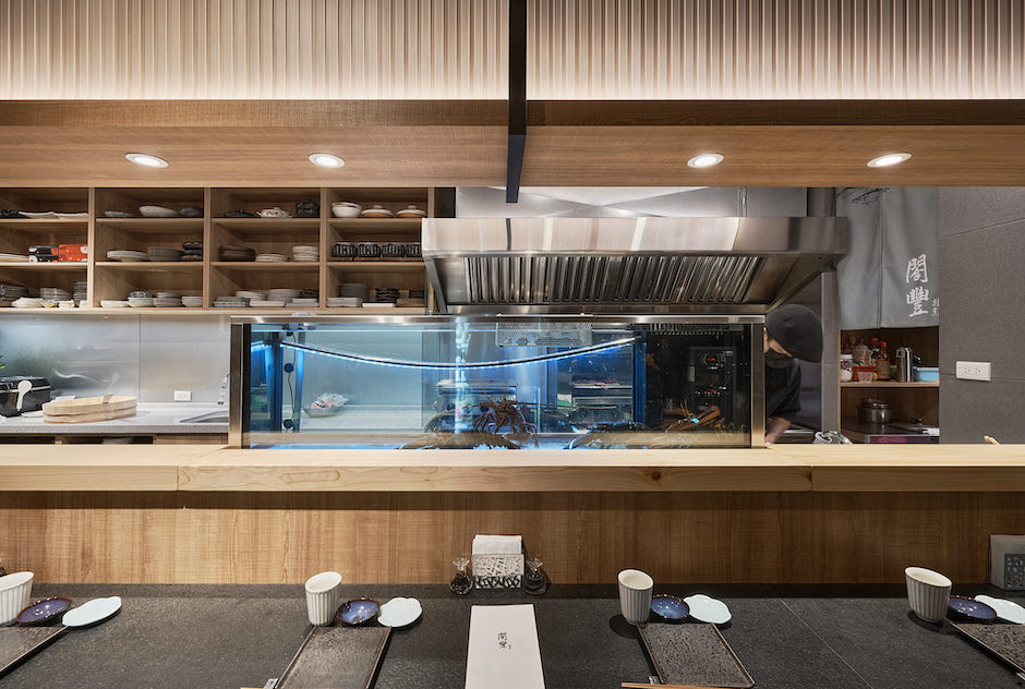 【圖說14】特製雙層真空水族箱厚度達5公分,將水氣區隔開後,清楚展示龍蝦、貝類等活體海鮮,讓民眾可看見最鮮食材。 【圖說14】特製雙層真空水族箱厚度達5公分,將水氣區隔開後,清楚展示龍蝦、貝類等活體海鮮,讓民眾可看見最鮮食材。