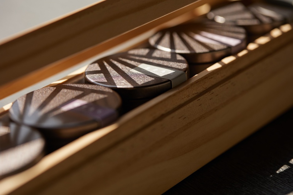 禮盒包含有碧螺春_李宥陞、東方美人_徐耀良、果香烏龍_杜蒼林、紫芽春尖_莊鎔璞、凍頂金萱_陳立偉等的小罐茶,五大製茶師金選_旭日東昇 每盒 $2180(圖/飛花落院提供) (2) 禮盒包含有碧螺春_李宥陞、東方美人_徐耀良、果香烏龍_杜蒼林、紫芽春尖_莊鎔璞、凍頂金萱_陳立偉等的小罐茶,五大製茶師金選_旭日東昇 每盒 $2180(圖/飛花落院提供) (2)