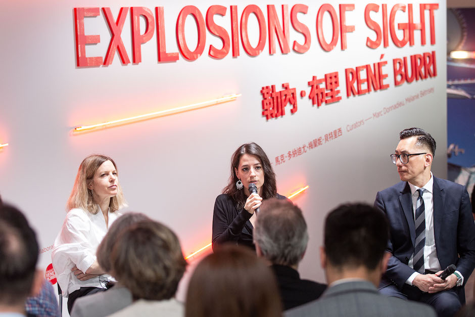 1_「勒內．布里：視覺爆炸」開幕暨記者會現場：愛麗舍攝影博物館館長娜塔莉．赫施多弗（Nathalie Herschdorfer）、策展人之一梅蘭妮．貝特里西（Mélanie Bétrisey）、北美館王俊傑館長