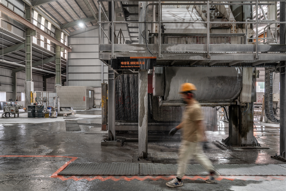 廠區各處皆設定安全警示標語以及企業標語,不僅提醒場內人員安全須知,同時也使企業理念、精神與人員共勉之。 廠區各處皆設定安全警示標語以及企業標語,不僅提醒場內人員安全須知,同時也使企業理念、精神與人員共勉之。