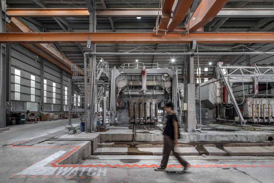 地面標線於高低落差大的區域會特別加上感應警示燈,人員經過時會投影並閃爍警示,提升廠內安全。 地面標線於高低落差大的區域會特別加上感應警示燈,人員經過時會投影並閃爍警示,提升廠內安全。