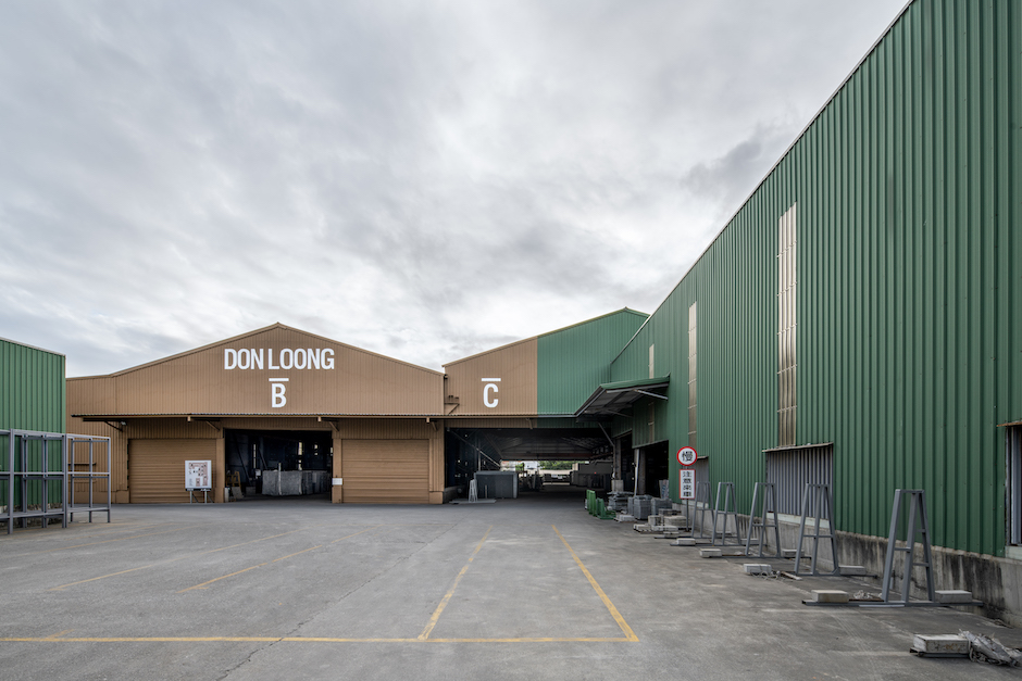 各廠區入口門編號與識別,透過清楚簡潔數字延伸品牌色系去做完整溝通,不管載貨或餐方更簡易溝通及提高整題形象完整度。 各廠區入口門編號與識別,透過清楚簡潔數字延伸品牌色系去做完整溝通,不管載貨或餐方更簡易溝通及提高整題形象完整度。