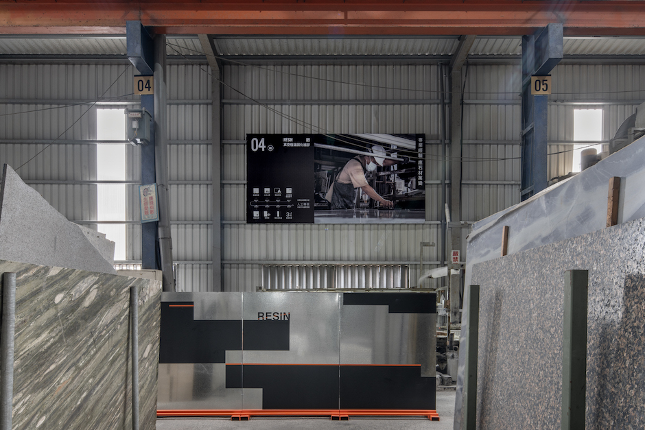 各工作區域都有攝影企劃的工作說明,儘管有廠區的噪音也能輕易了解每一區的工作程序。 各工作區域都有攝影企劃的工作說明,儘管有廠區的噪音也能輕易了解每一區的工作程序。