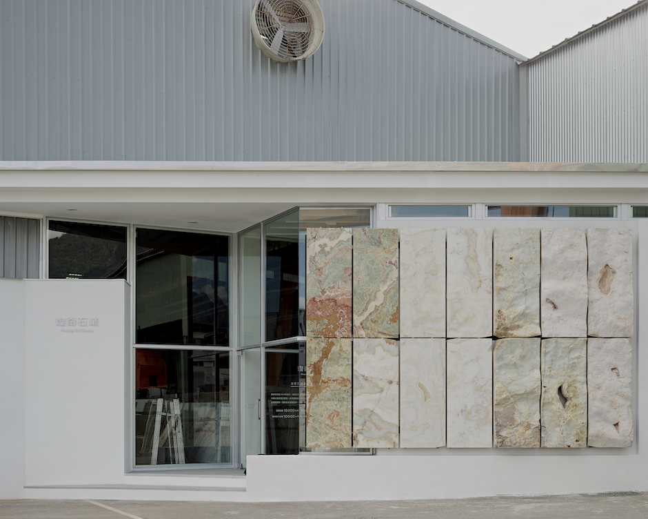 2-2_ 14片高度4米青玉石天然面原礦牆設計,展現石材噴砂面、水沖面、光面等特性_照片提供:草原市務所;© 攝影:Studio Millspace 2-2_ 14片高度4米青玉石天然面原礦牆設計,展現石材噴砂面、水沖面、光面等特性_照片提供:草原市務所;© 攝影:Studio Millspace