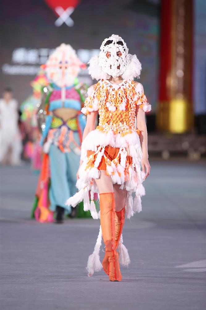 batch_2 - 設計師魏子淵與繩結藝師陳夏生與合作,以回收再製的保特瓶圓繩與棉繩編織成的面,打造猶如超越靈格的幻想世界。 batch_2 - 設計師魏子淵與繩結藝師陳夏生與合作,以回收再製的保特瓶圓繩與棉繩編織成的面,打造猶如超越靈格的幻想世界。